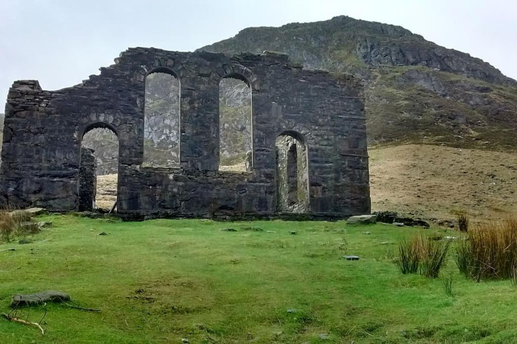 Ty Hen - Quirky Grade II Listed Cottage بلايناو-فيستينيوج المظهر الخارجي الصورة